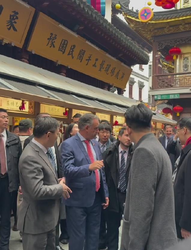 果然，乌拉圭总统到上海和在北京是一个套路，不谈工作先了解这座城市的历史文化，带着