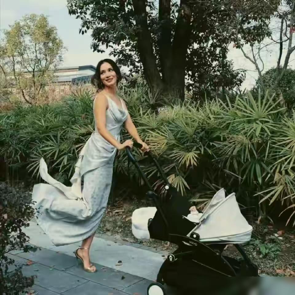 41岁生二胎4个月，穿8cm高跟遛娃你刚生完二胎4个月还在熬鹰，卢靖姗已经踩