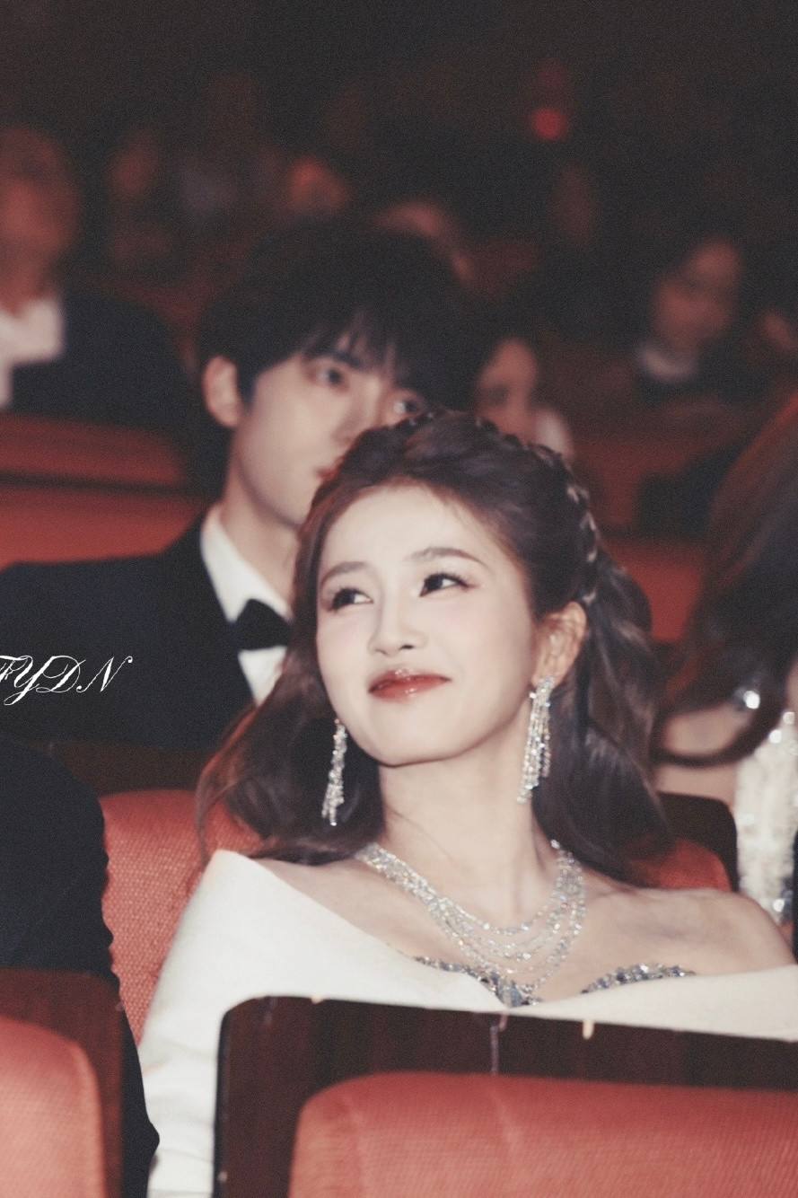 没注意什么座位，我满眼都是白鹿的美貌。微博视界大会座位​​​