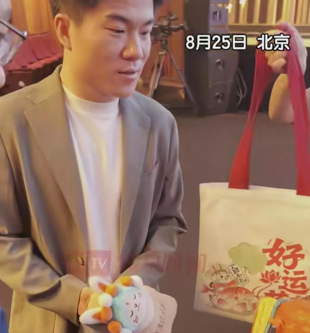 董宇辉在哪，哪里就热闹。你们看，现在还在彩排，就被包围了。彪哥拿着一个文创产
