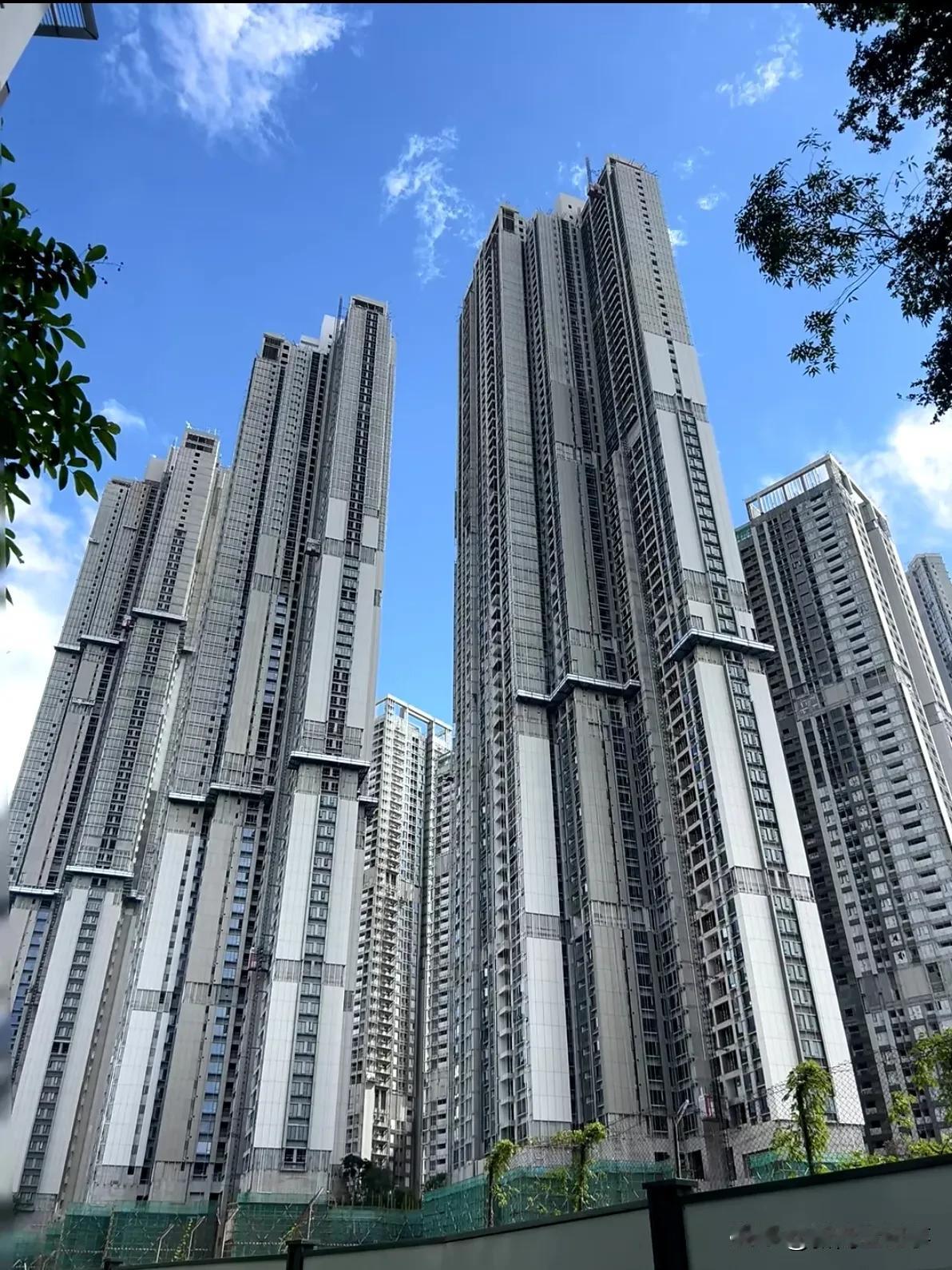 深圳很多地方像香港，比如房地产的开发思路，俗称“香港化”，实际上深圳的高层住宅比