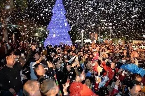 2026跨年大洗牌！年轻人集体“抛弃”热闹？真相太扎心跨年夜还在挤人头、追烟