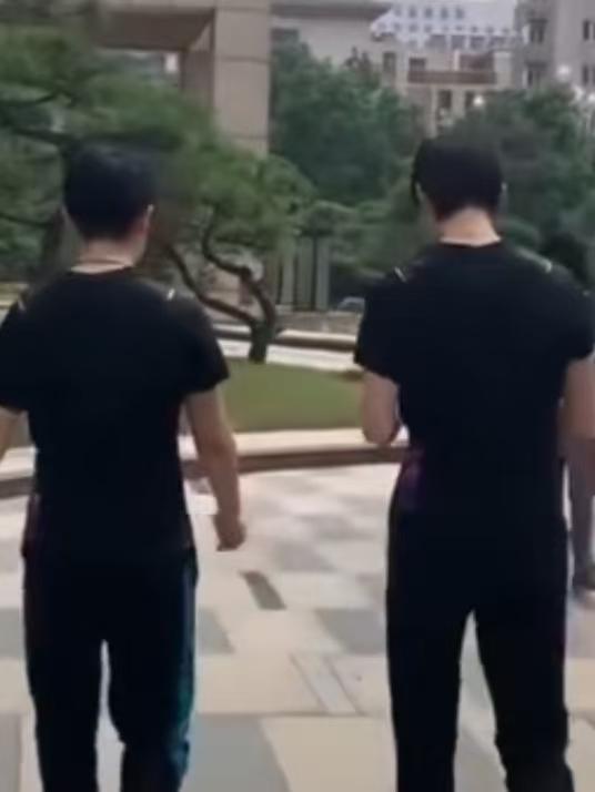 曼昱的爸妈从黑龙江飞到北京了，他们要在北京过春节。除夕夜和大年初一，国乒放假两