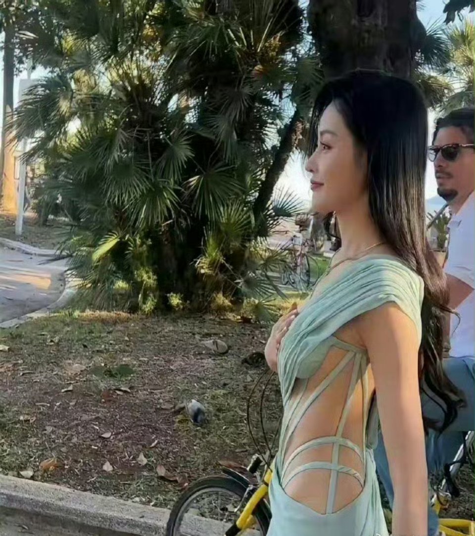 这件礼服是有多紧啊，张天爱这么瘦都要吸肚子，感觉她走路都在吸着腹部。​​​