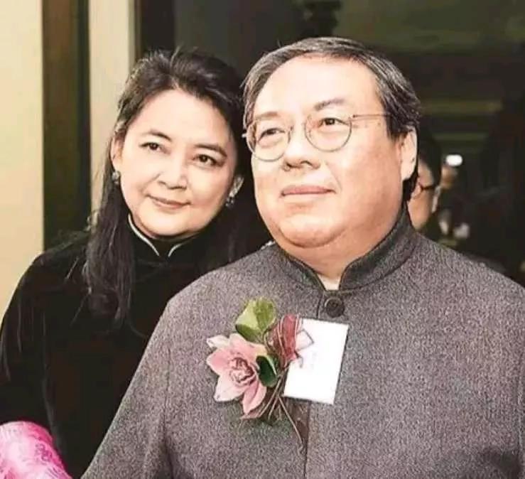 1989年，金马影后胡慧中，被吕小龙骗去拍摄《鬼狐》，拍摄时吕小龙私自加大尺度