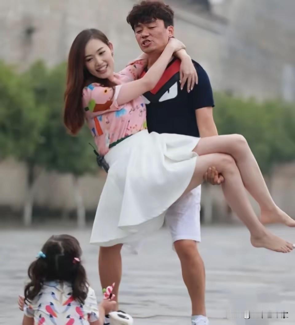 王宝强肯定是吸收了上一次婚姻失败的教训把模特出身的现女友养的白白胖胖这样，