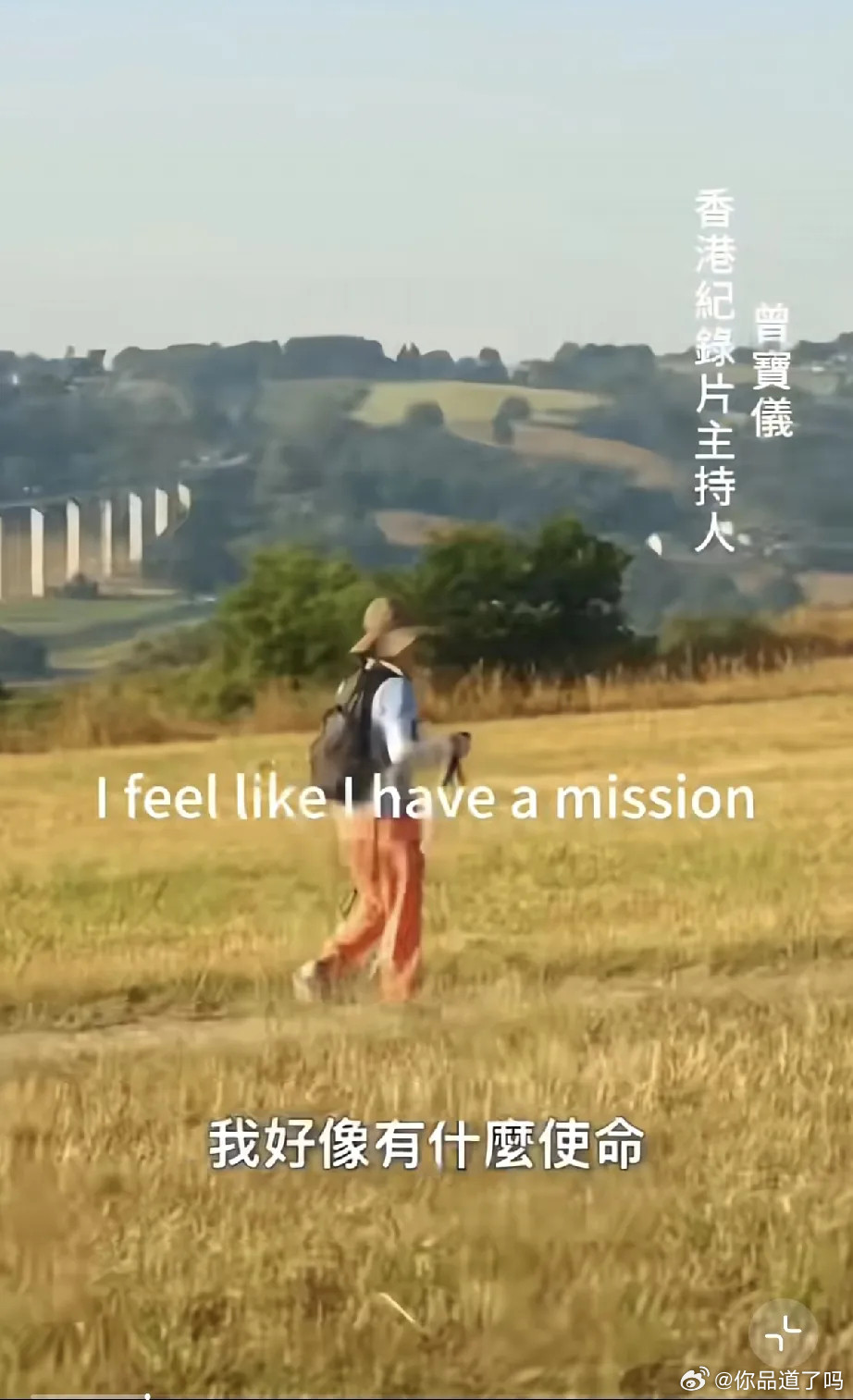 53岁曾宝仪近照曝光，纯素颜短发亮相，身穿蓝色T恤显得宽松随意。面部皱纹明显，肤