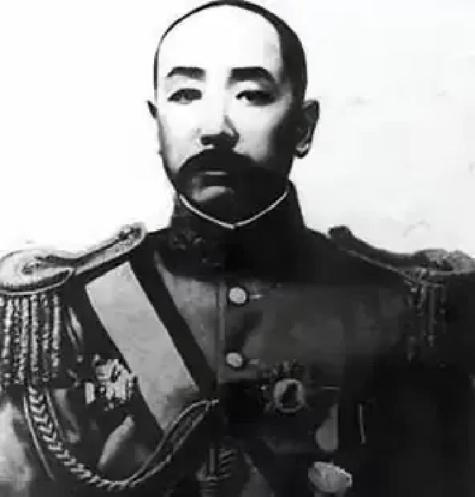 1923年，张作霖微服逛集市，却遭遇小混混拦路索费，他打趣反问“敢收我的钱？”