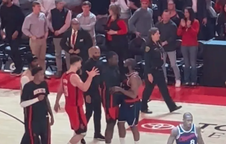 NBA常规赛，火箭115-113战胜快船。全场比赛，快船球员詹姆斯-哈登出战4