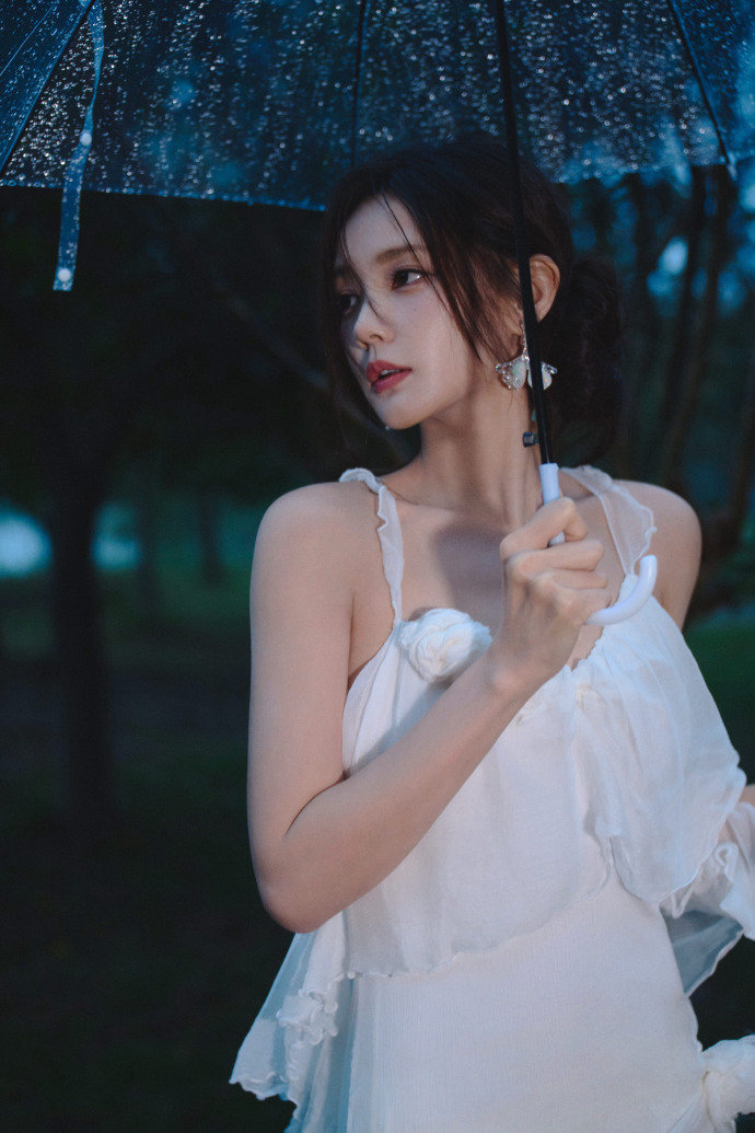 李一桐下雨天白裙撑伞照李一桐雨天撑伞清冷感写真李一桐下雨天白裙撑伞照，李一
