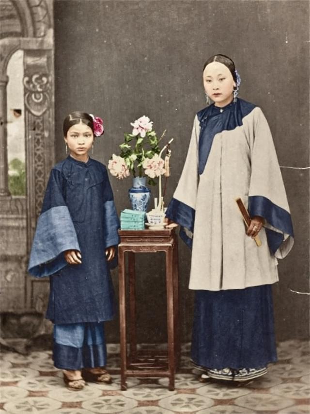 这是1876年两位宁波女性的肖像照，左侧是身着斜襟长衣的年轻女子，发髻点缀装饰，