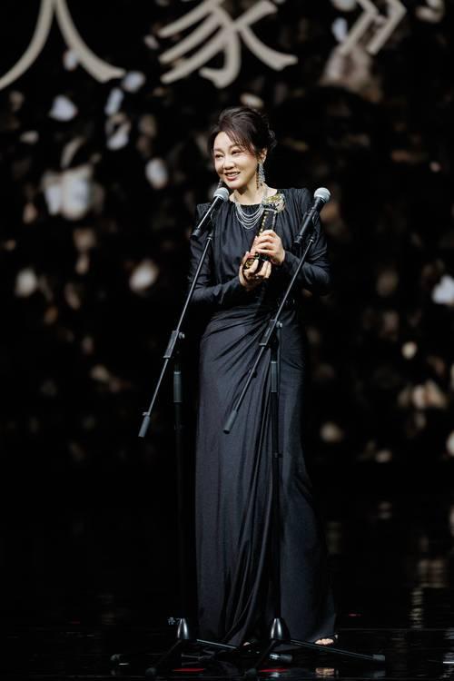 恭喜闫妮！12月23日凭《小巷人家》里的黄玲，首夺金莲花奖最佳女主角，这波“七年