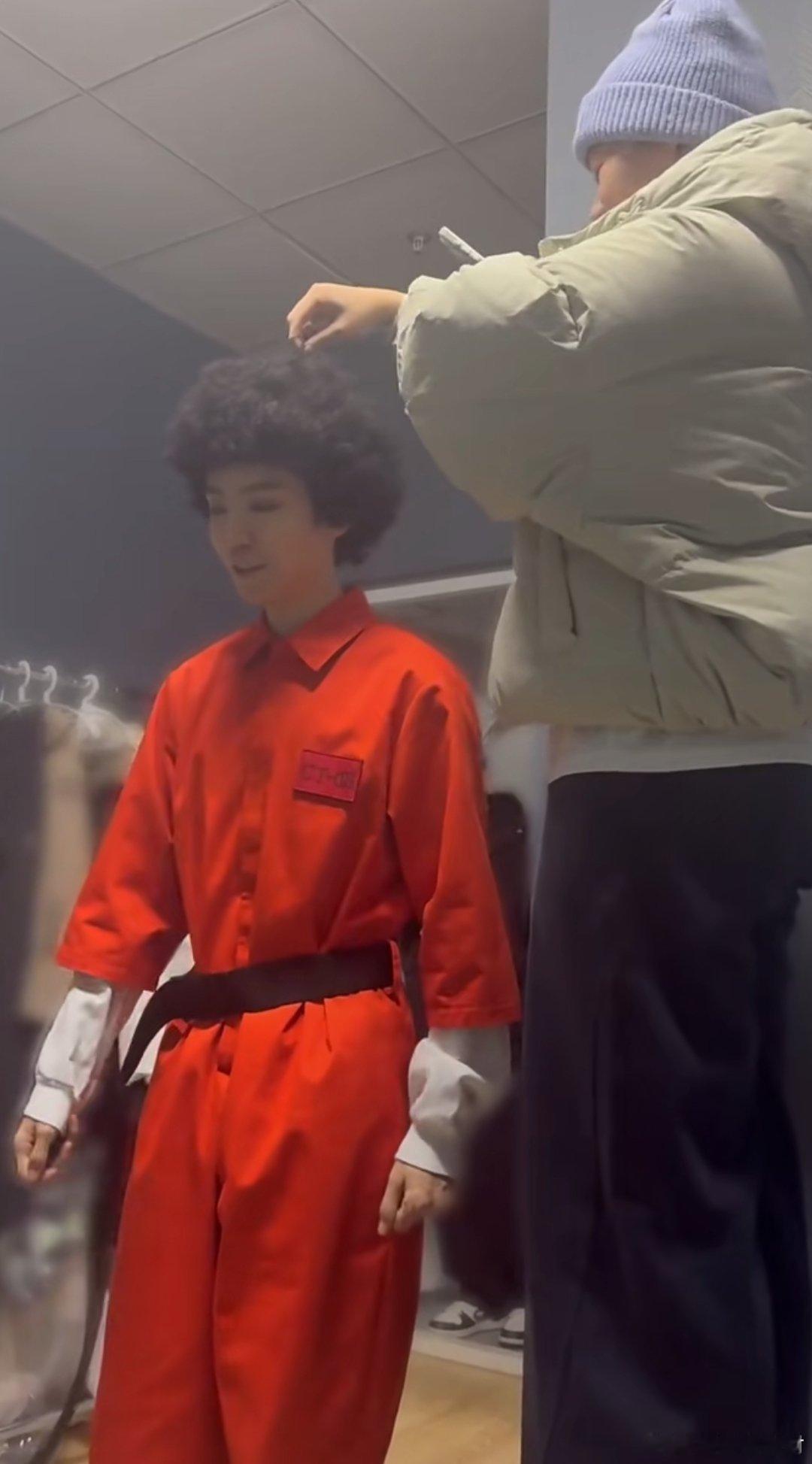 第三视角看全红婵和王俊凯拍“拎着爆炸头”～