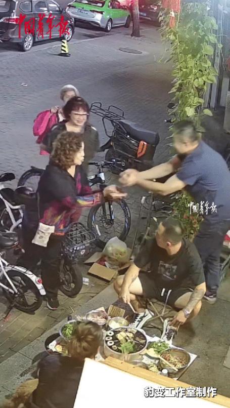 台湾游客问能不能买点花生，摊主摆手说自己晒得不卖。结果一听对方从台湾来，当场双手