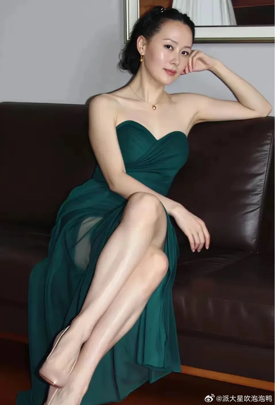 50岁汤加丽近照，身材更加圆润，皮肤依旧白皙，眼神更加迷人。还有多少人记得汤老师