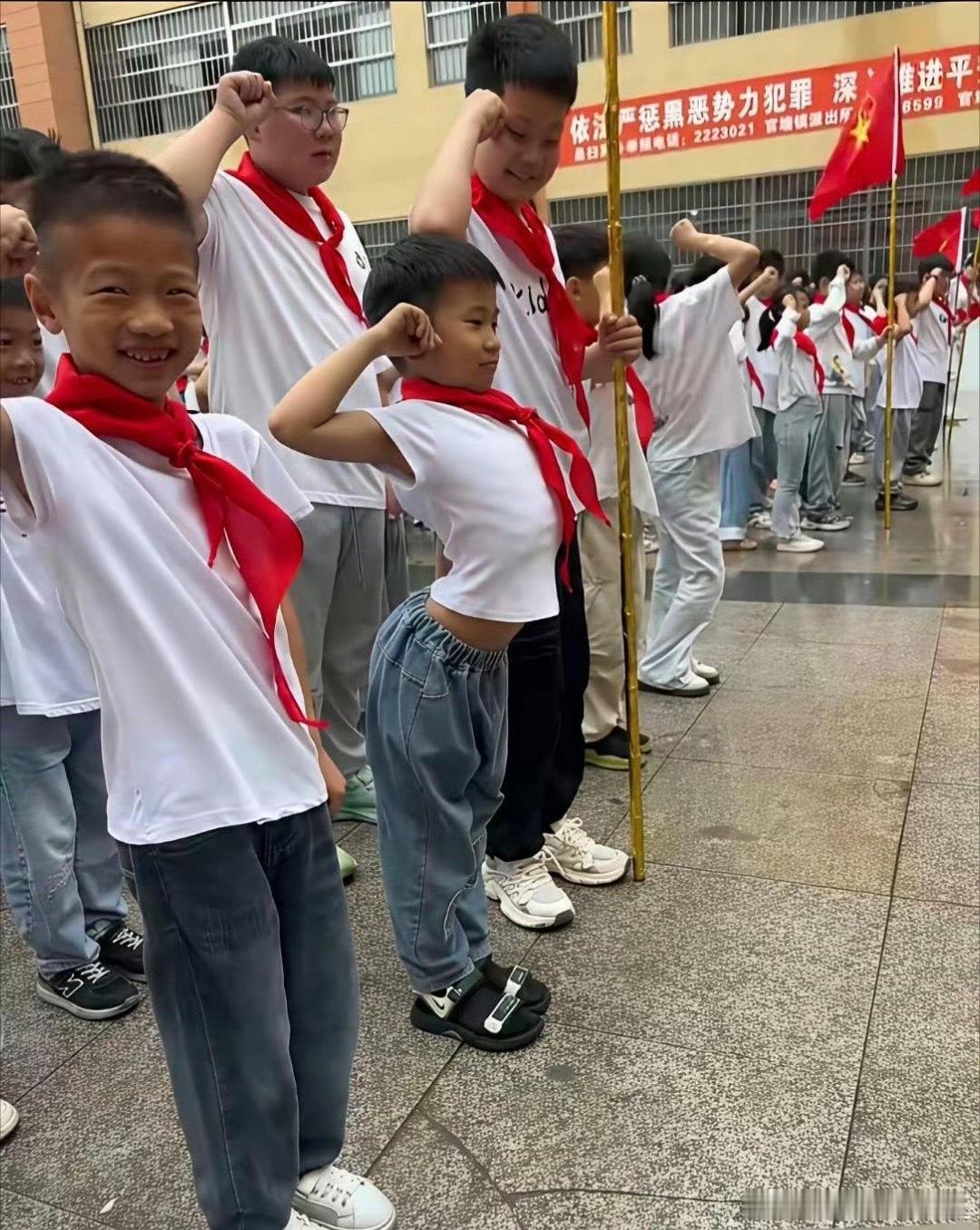现在小孩升国旗怎么都是这副样子