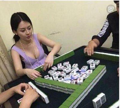 西安晚报报道，一女子去麻将馆打麻将，打着打着，同桌几名牌友却发现不对劲，因为女子