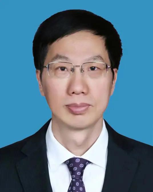 云南新来了一个省委常委陈春平，之前是宁夏自治区常务副主席。根据“云南发布”8月
