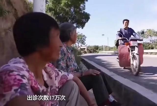 1996年山西，一小伙交不起3000元学费，想放弃上大学，村民们给他凑了3025