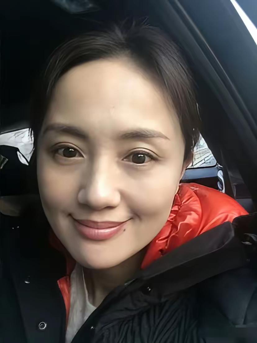 一个令人羡羡慕的爱情故事！原来人家两人是大学同班同学，辛柏青一进校就注意上朱媛媛