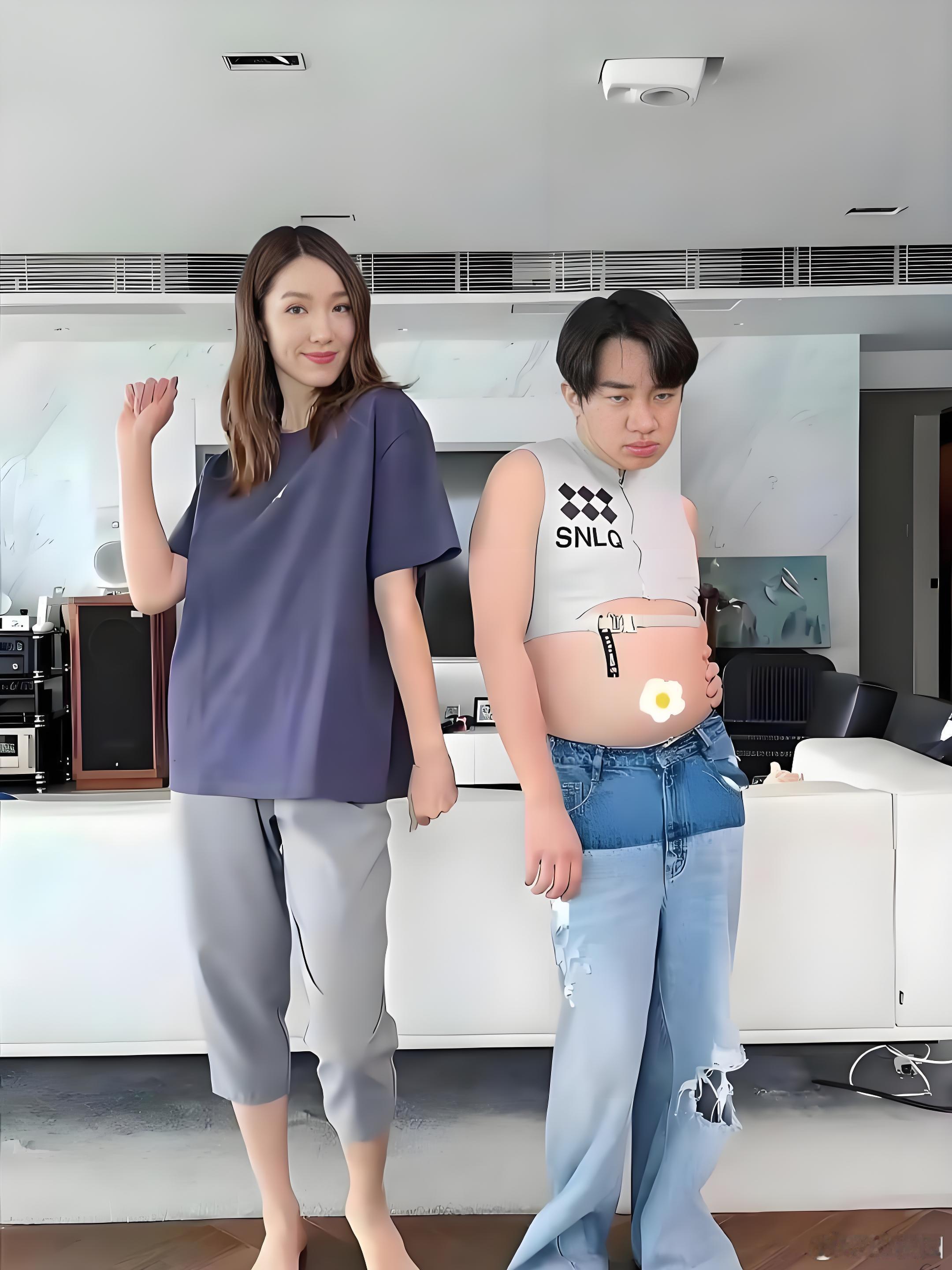 王祖蓝的裤子穿在他老婆身上秒变六分裤，夫妻俩换着穿，太搞笑了！