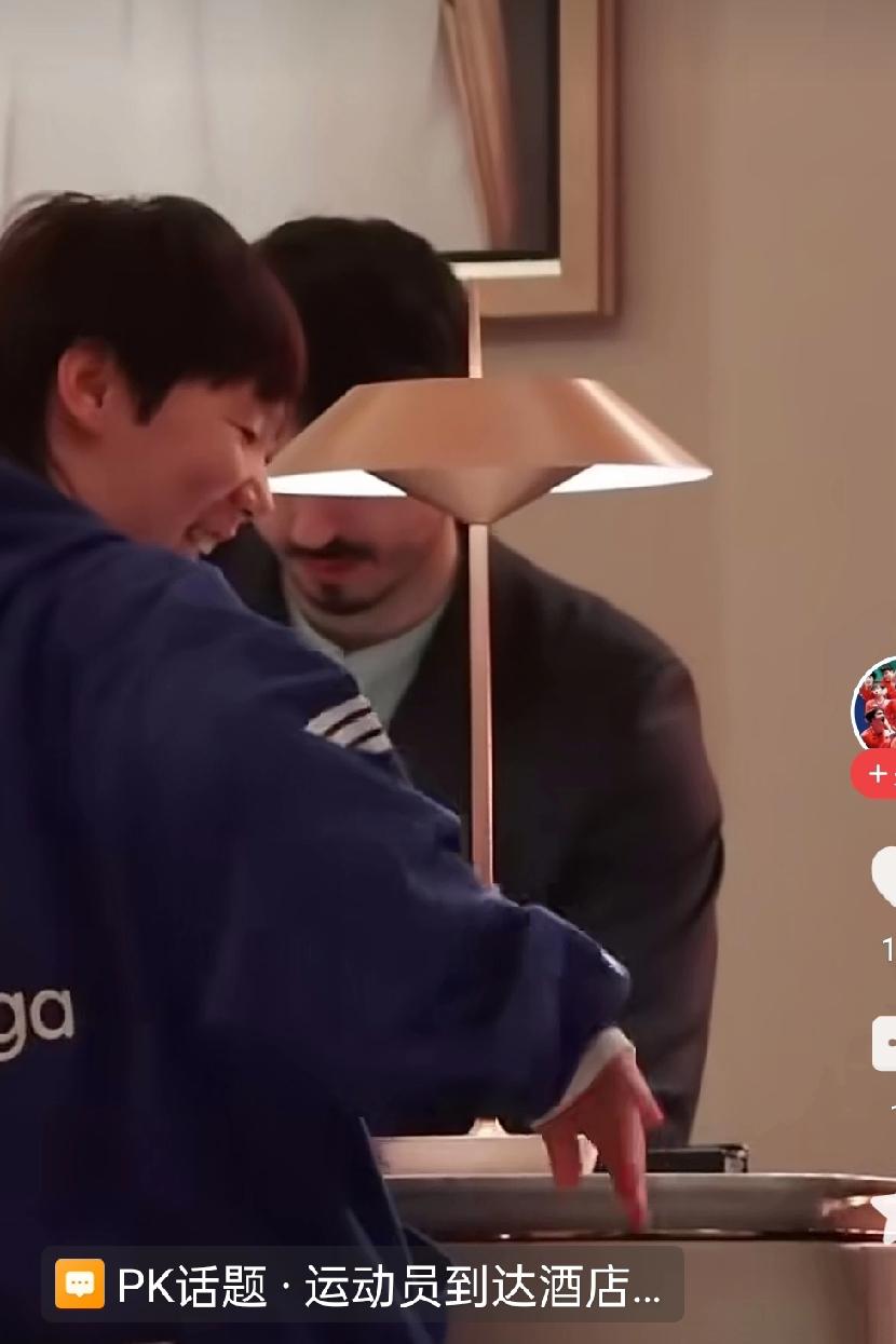 曼昱和陈熠走进酒店，来到服务台，东瞧瞧，西瞧瞧，没有一个翻译。陈熠在