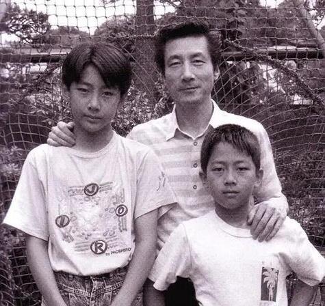 他有一个比狐狸还狡猾的老爹？小泉进次郎比高市早苗更加适合当首相，因为他继承的政治