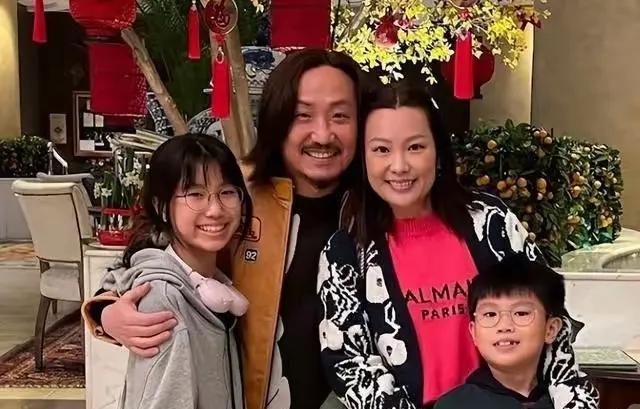 郑中基父亲郑东汉也是火大得要死，谁能想到，儿子都几十岁的人了，离个婚还得把爹折腾