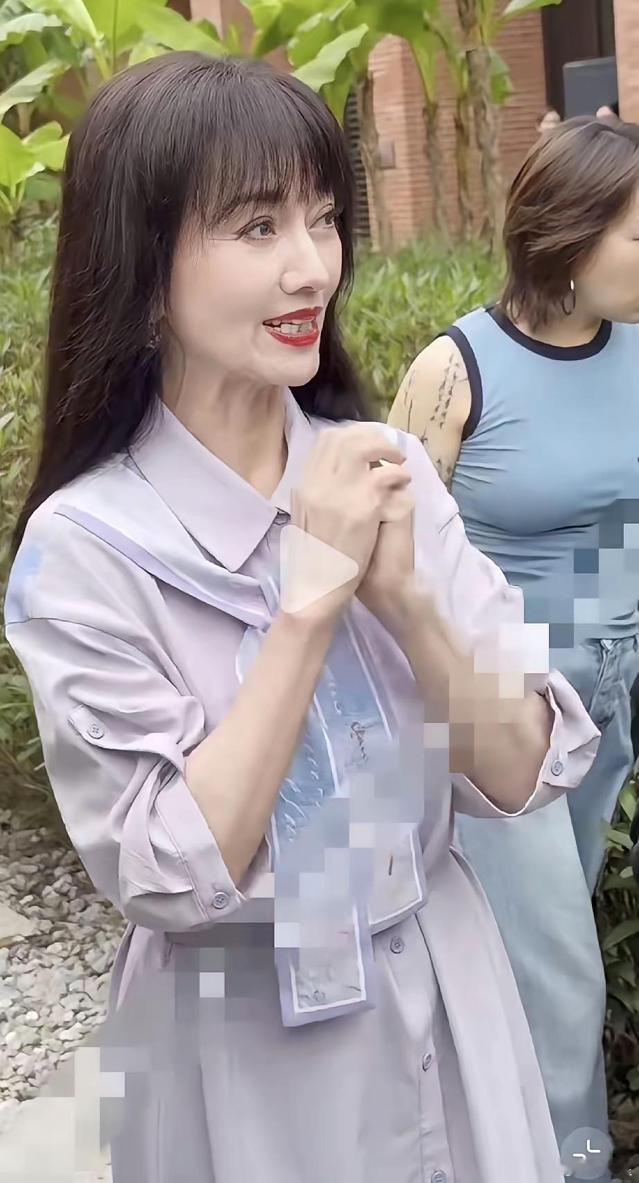 赵雅芝72岁依旧活跃出镜，奋战在娱乐一线，这状态绝了