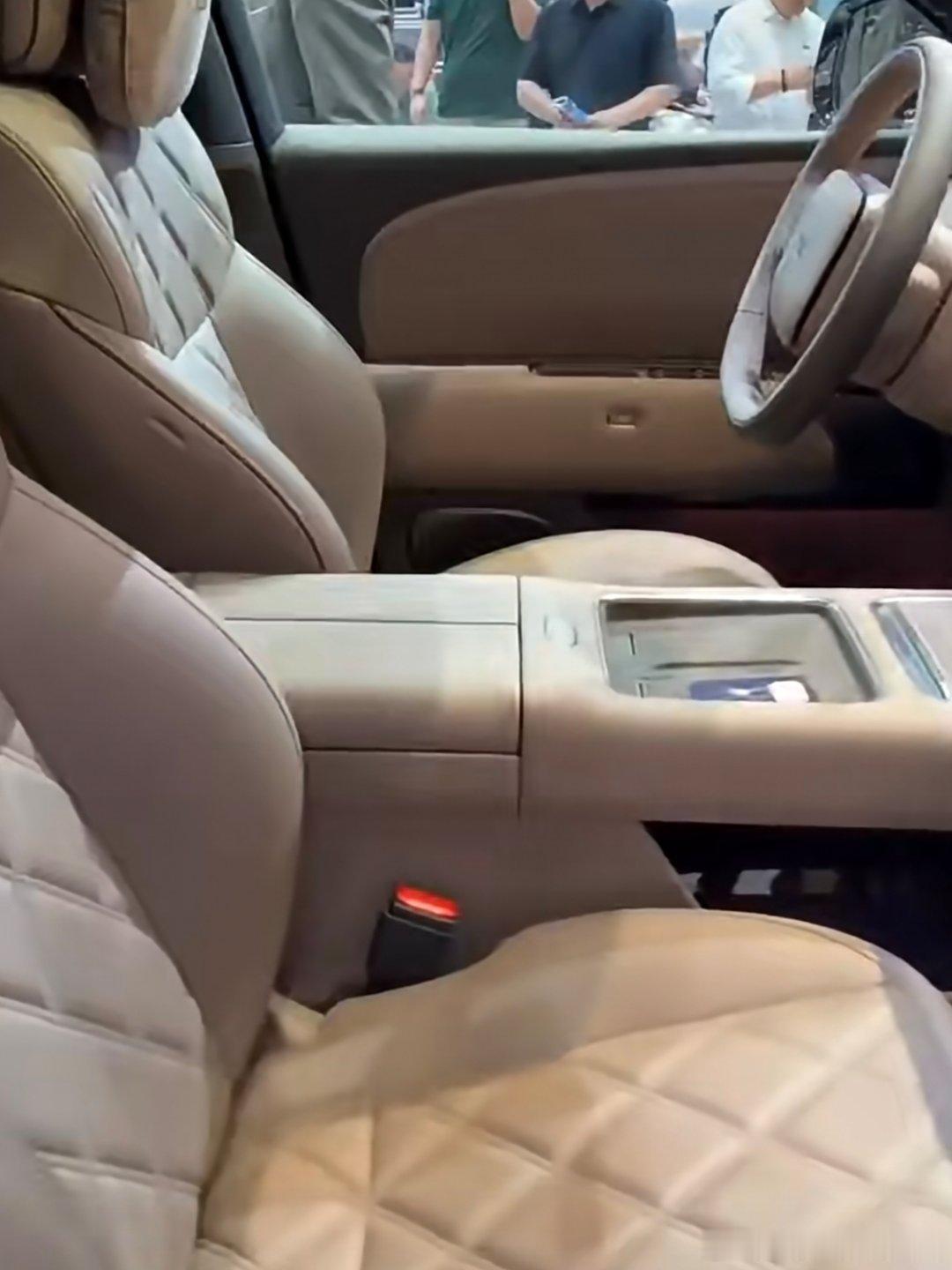 理想L9Livis的内饰就这样低调地亮相了，很多人说不够豪华，但我觉得刚刚好，