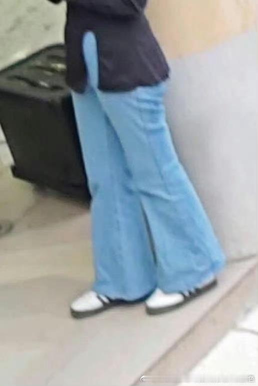 都什么年代了，怎么还有人穿这种裤子。