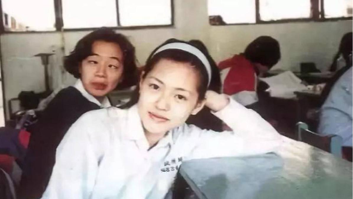 小S晒和大S在华冈艺校旧照，发文：那时候的我们真的好快乐！好想妳喔珊～每分每秒。