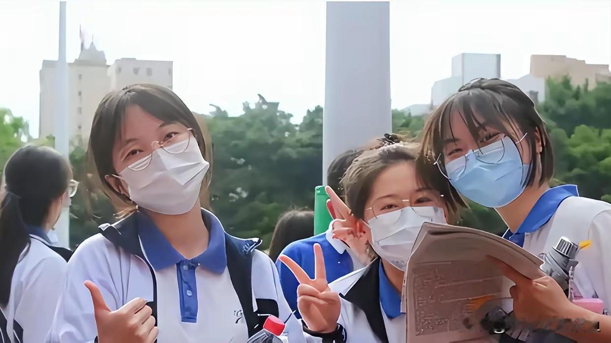 2026年高考物理考完，考场外的哭声比夏天的雷还密。平时物理稳在80分的孩