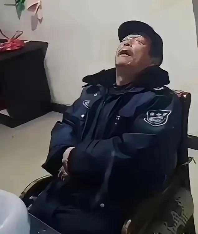 太过分了！连老人最基本的休息权都要剥夺！广东清远60岁大爷当保安，每天连