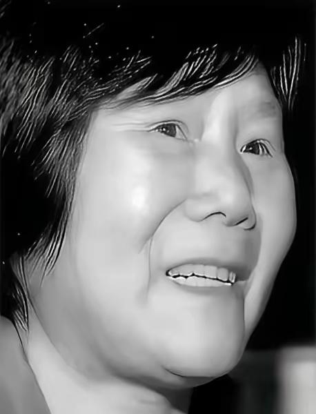 这就是1975年那个轰动全中国的神农架姑娘，陈传香。那年她才19岁，正蹲在树林里