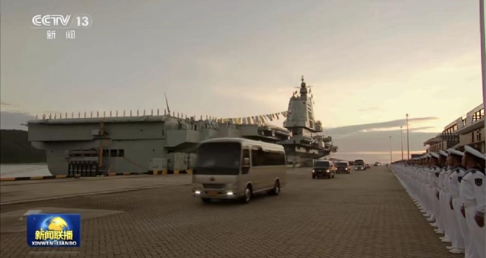 央妈的这个镜头绝了！平和又不失威严大气，福建舰授旗仪式专题这个画面太喜欢了。