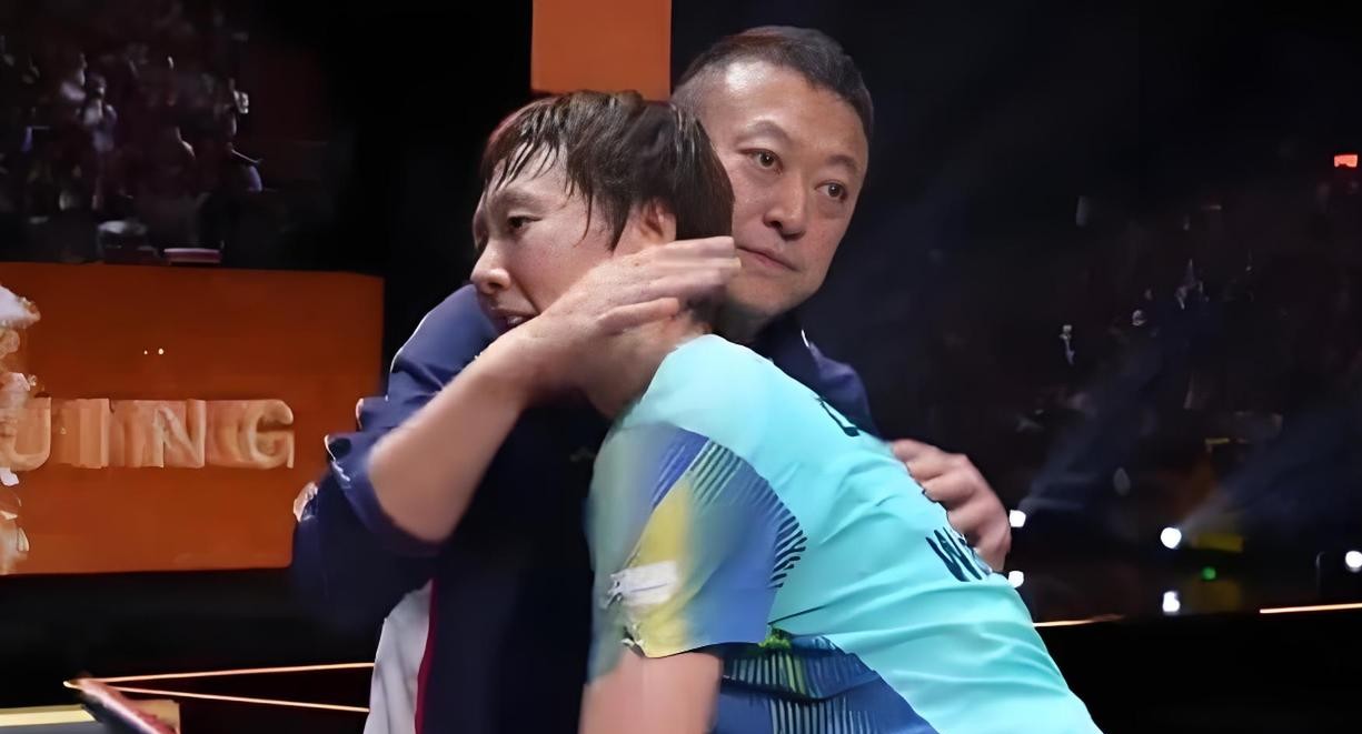 镜头抓到的那短短两三秒钟，差点把王曼昱拼死拼活拿下的冠军风头全盖过去了。王曼昱在场上跟削球手硬碰硬磨