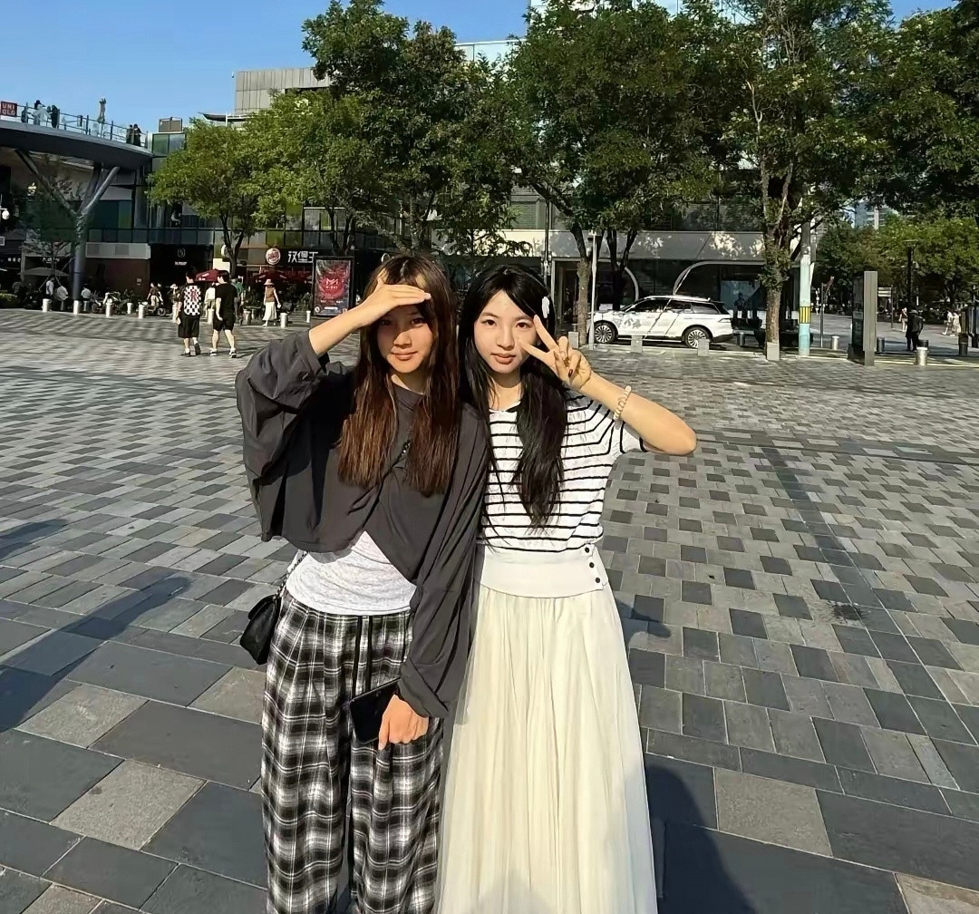 贾乃亮女儿甜馨，在北京三里屯逛街，14岁的她，完全是结合了爸爸妈妈的优点长的啊，