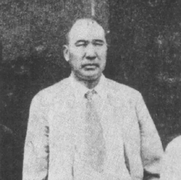 韩复榘携妻子宴请张宗昌，张宗昌调戏道“你在山东顶了我的窝子，我今天顶了你太太的窝