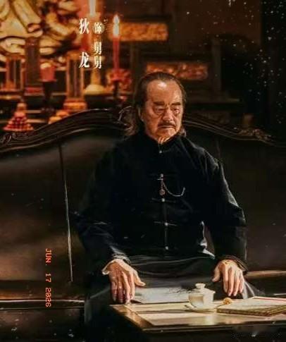 我有一种强烈的预感。狄龙之所以会出演王宝强的电影。不是王宝强给他的出演片