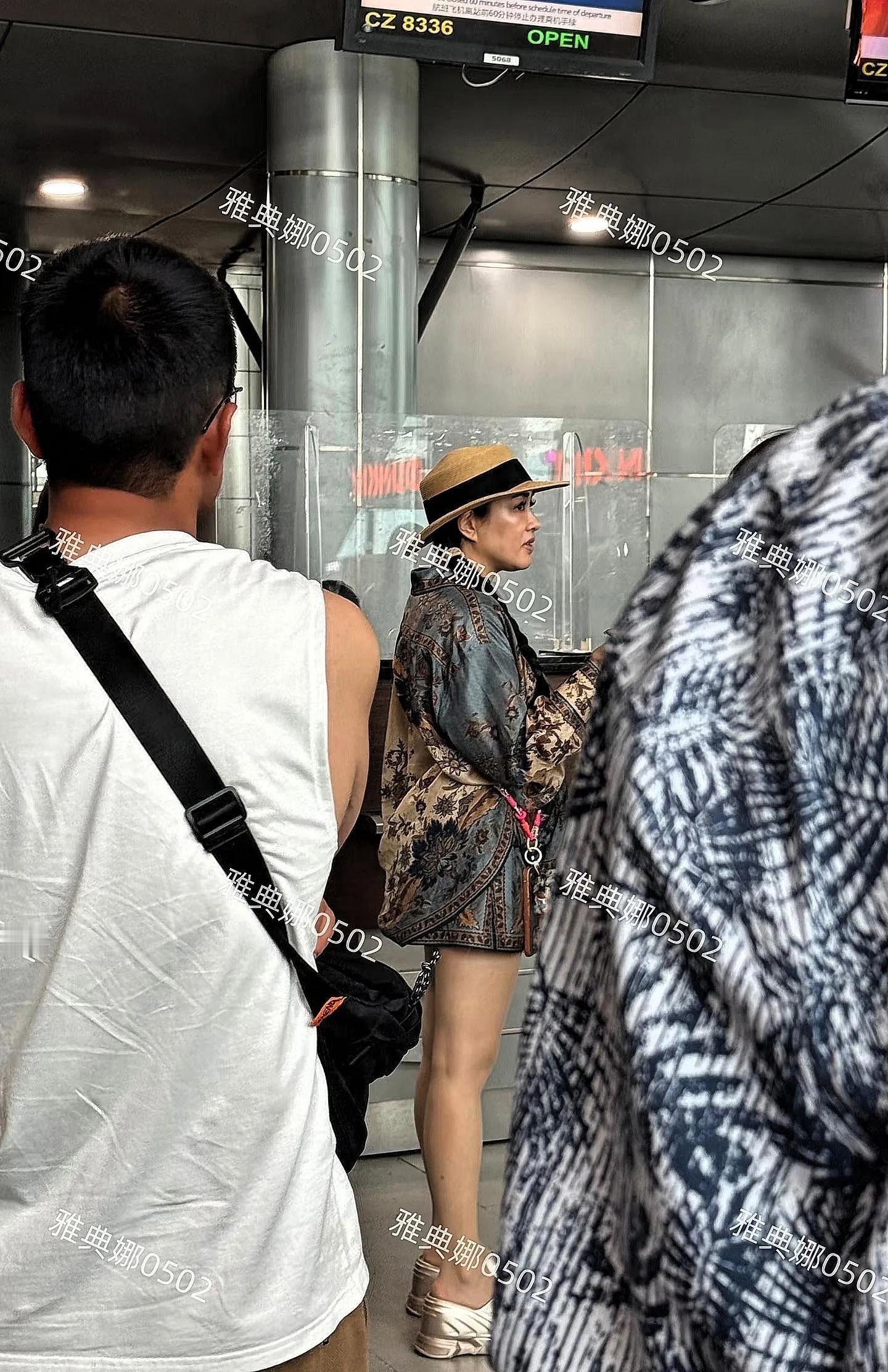 钟丽缇一家结束马来西亚度假返国，现身亚庇机场。尽管离开美颜滤镜，她身材匀称但皮肤