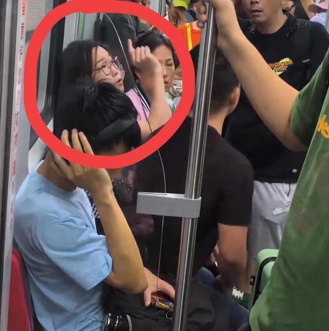 广东某地铁上的尴尴尬一幕，眼镜妹指着旁边的黑衣男性骚扰，黑衣男百口莫辩。因为黑衣