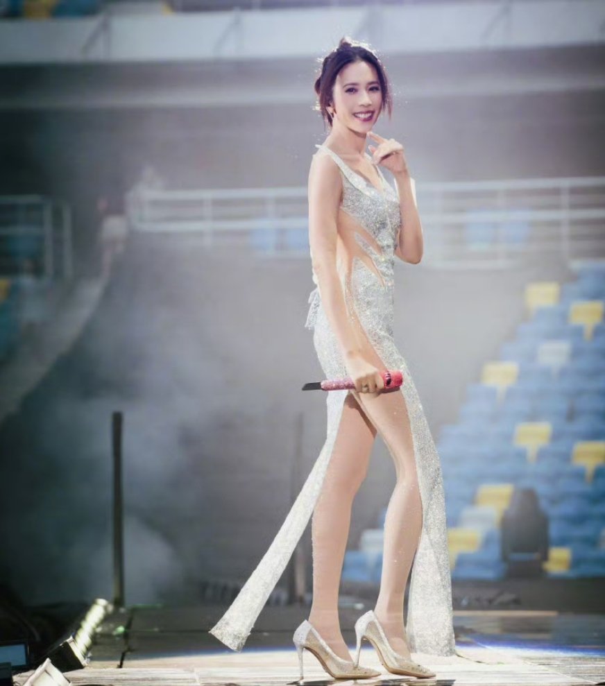 莫文蔚演唱会深v➕双高开莫文蔚大秀一场演唱会莫文蔚​​​