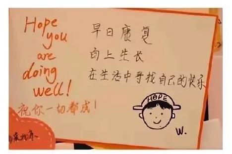 有人说楚钦设计的钦阳商标是海贼王的帽子加自己的发带，连自己脸上的两颗痣都画得那么