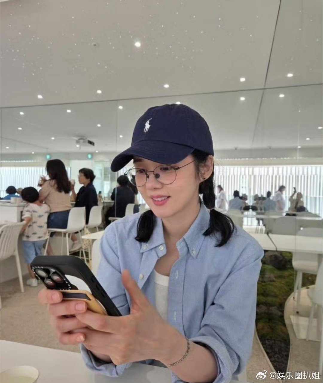 44岁的张娜拉谁敢想象她已经44岁了，脸上竟然一点皱纹都没有，皮肤看着跟二十多岁