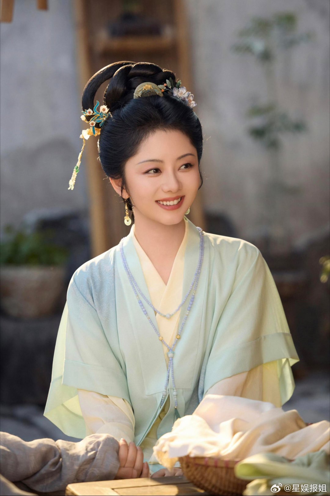 #这竟然是谭松韵自己写的文##谭松韵人民日报海外版撰文谈兰香如故#刷到文章的第一时间就逐字读完，谭松