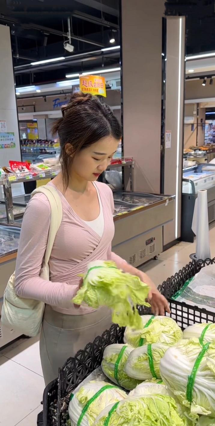 超市偶遇一位买菜的小姐姐，长得很耐看，还有那迷人的小眼神，让你心动了吗？