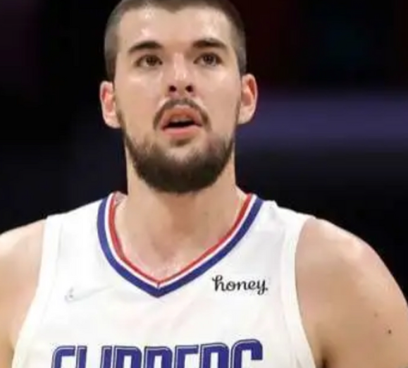 本场哈登、小卡、祖巴茨三人都拿下20+，科林斯也投开了，但比赛好像又回到连败时候