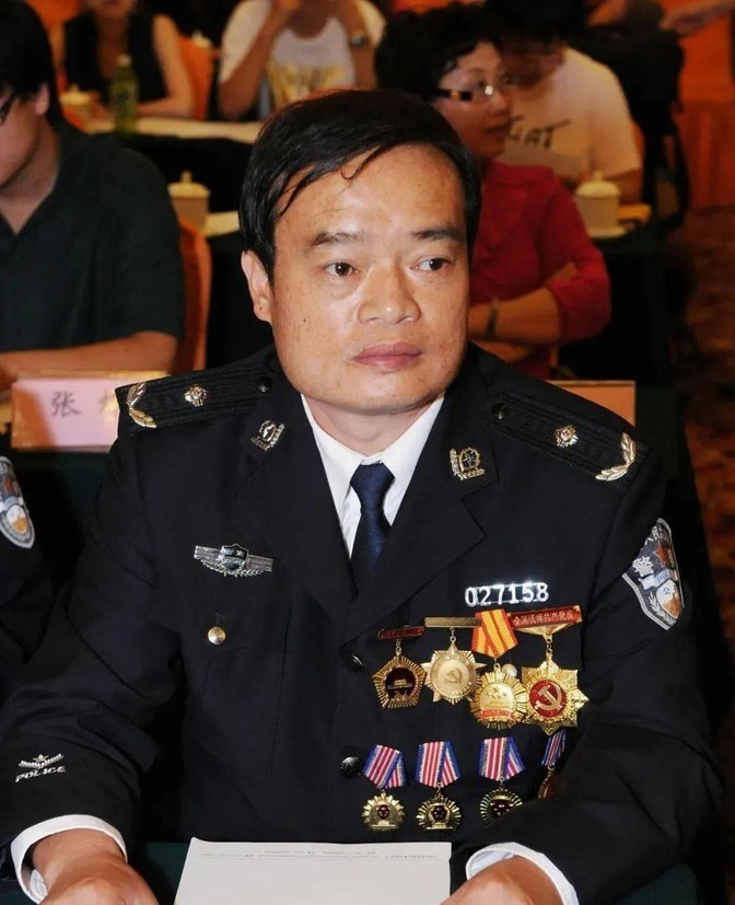 1992年，缉毒警察明正彬20岁的侄子参与贩毒，被他亲自抓获，并判死刑。行刑前