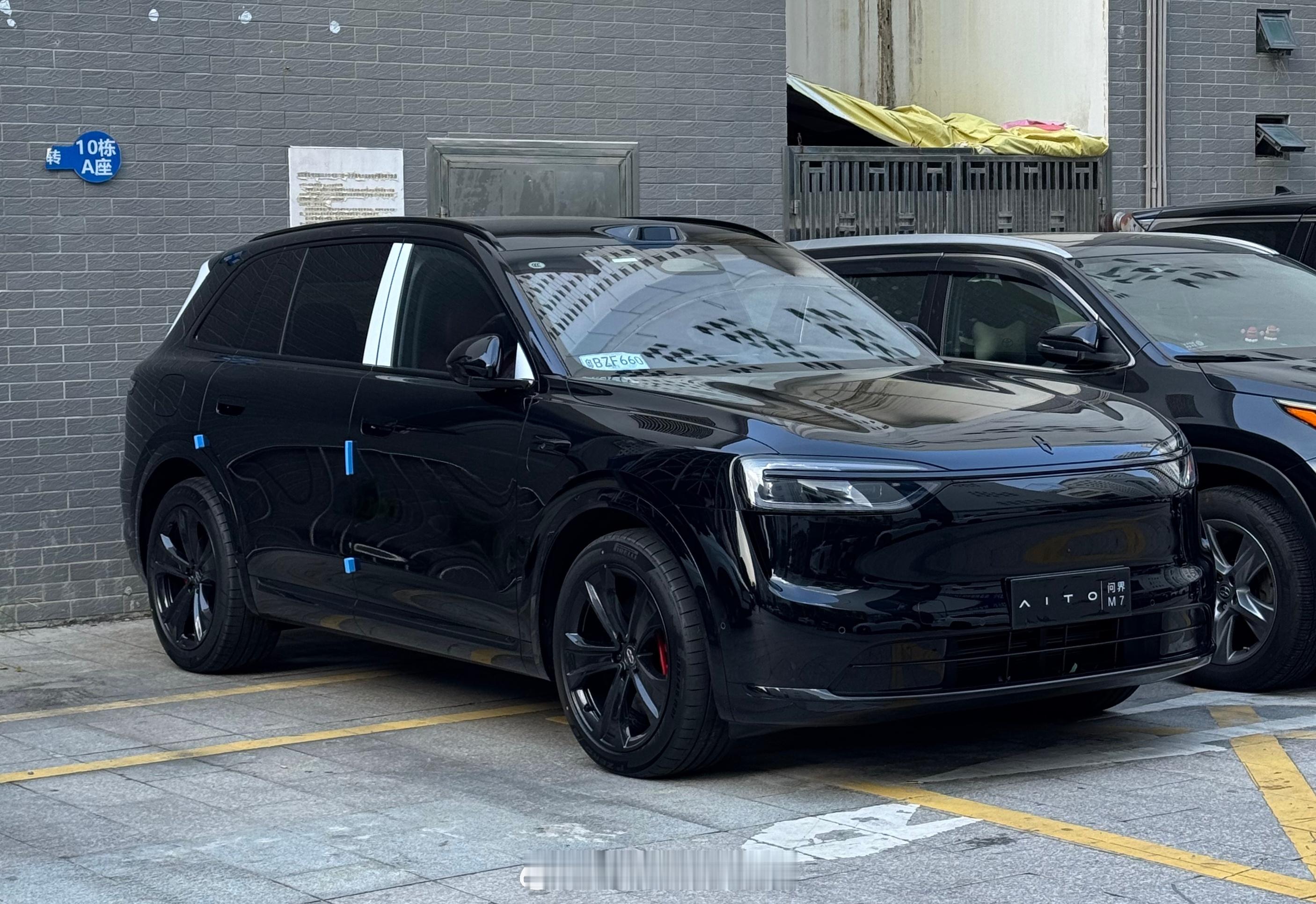 全新问界M7肉眼可见的变多了,这黑色的真帅啊,对比旁边的汉兰达,这气势高得可不止
